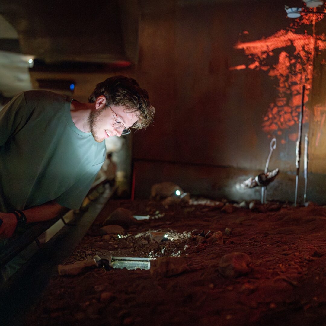 Man in DOMUnder die kijkt naar opgelichte opgravingen.